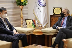 Rencontre entre le président de la National Oil Corporation, Mustafa Sanalla et l’ambassadeur de Chine en Libye, Wang Qimin, en avril 2021, à Tripoli © DR