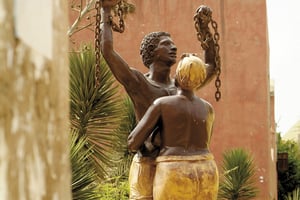Sur l’île de Gorée, au Sénégal, la statue de la libération des esclaves, inaugurée en 2002. Reportage au S√©n√©gal Monument des esclaves de la ville de Gor√©e.    
© J. du Sordet / EDJ