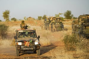 Au Mali, patrouillent conjointement les soldats francais de la force Barkhane et ceux des forces armées maliennes du G5 Sahel © Frederic Petry / Hans Lucas