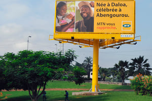 Le plan défini par Ralph Mupita, baptisé « Ambition 2025 », compte parmi ses priorités la conquête de nouveaux marchés sur le continent. Ici, panneau publicitaire MTN à Abidjan. © Olivier pour JA