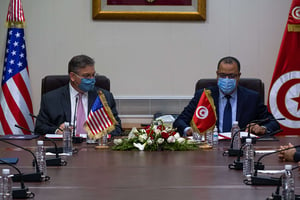 Le 12 avril 2021, Hichem Mechichi avait signé un mémorandum portant sur les questions sécuritaires avec l’ambassadeur des États-Unis à Tunis, Donald Blome. © Noureddine Ahmed/Shutterstock/SIPA