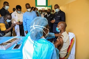 Début de la vaccination du personnel de santé  contre le Covid-19 au Cameroun, le 12 avril. © Anadolu Agency/AFP