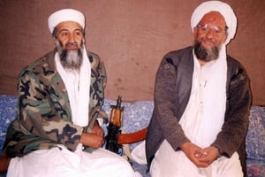 Oussama Ben Laden (à gauche) est à côté d’Ayman al-Zawahiri, pendant une interview avec le journaliste pakistanais Hamid Mir dans un lieu tenu secret en Afghanistan. © Visual News/Getty Images/AFP