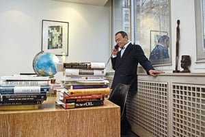 Béchir Ben Yahmed dans son bureau à Jeune Afrique, en 2007. © Vincent Fournier/JA