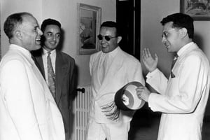 Le président Habib Bourguiba (à g.), Béchir Ben Yahmed, ministre de l’Information (avec des lunettes de soleil) et Ahmed Mestiri, ministre des Finances, à Tunis, en juillet 1957. © Studio Kahia