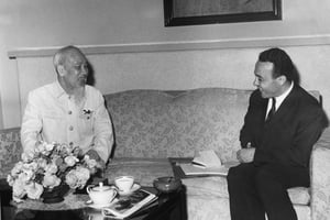 Béchir Ben Yahmed avec Hô Chi Minh, à HanoÏ, en avril 1967. © Archives Jeune Afrique
