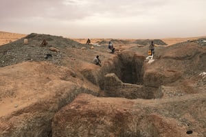Orpaillage illégal. Dans le désert mauritanien, des milliers d’orpailleurs ont décidé de tenter leur chance à la recherche d’or alluvial et d’or minéralisé. Les risques considérables encourus sont, selon eux, à la mesure de l’enjeu: sortir de la pauvreté. © Ahmed LEMINE / Naturimages