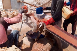 A Chami, ville nouvelle située en plein désert entre Nouakchott et Nouadhibou, des milliers d’orpailleurs, souvent organisés en famille, extraient artisanalement l’or de la roche. Après concassage, la roche réduite en poudre est passée sur un tamis de fortune (bandes de moquette). L’or est finalement capturé par agglomération avec du mercure, produit notoirement dangereux. © Ahmed LEMINE / NATURIMAGES