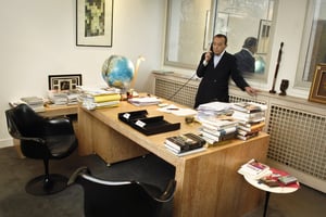 Béchir Ben Yahmed, dans son bureau à Jeune Afrique, en 2007. © Vincent Fournier/J.A.