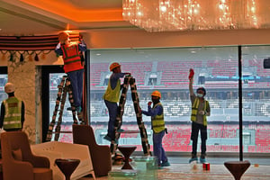 Des ouvriers du bâtiment effectuent des travaux de finition dans le stade al-Bayt de Doha, qui accueillera des matchs de la Coupe du monde de football 2022. © GIUSEPPE CACACE / AFP
