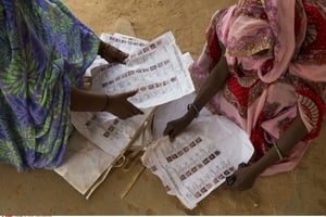 Des électrices consultent les listes électorales, le 28 juillet 2013 à Kidal (illustration). © Rebecca Blackwell/AP/SIPA