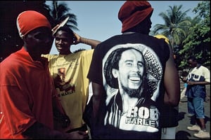 Les Guinéens célèbrent le 20e anniversaire de la mort de Bob Marley, le 11 mai 2001. © Chip HIRES/Gamma-Rapho via Getty