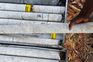 Échantillons de lithium sur le site en développement de Manono, opéré par une filiale de l’australien AVZ Minerals.
