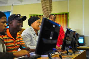 Formation des jeunes aux technologies en Afrique du Sud. Bibliothèque de Masiphumelele, Afrique du Sud. © Beyond Access/Flickr/Licence CC