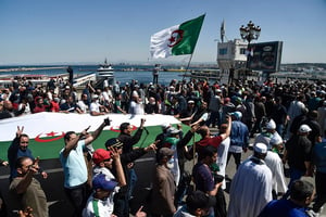 Des Algériens crient des slogans lors d’une manifestation anti-gouvernementale dans la capitale Alger, le 7 mai 2021. © RYAD KRAMDI / AFP