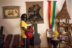 À Lassa, le 11 mai 2021, chez Ras Ballaski, l’un des derniers piliers et membre fondateur du mouvement rastafari au Mali. © Nicolas Réméné