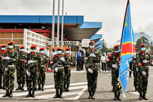Des soldats accueillent le nouveau gouverneur militaire du Nord-Kivu à l’aéroport de Goma, le 10 mai 2021. © Olivia Acland/REUTERS