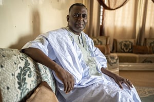 Biram Dah Abeid dans son appartement de Dakar, le 7 mai 2021. © SYLVAIN CHERKAOUI pour JA