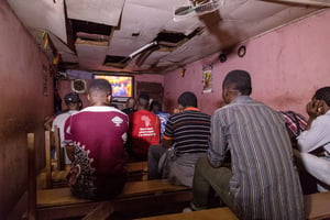 Yaoundé : un vidéo-club accueille chaque semaine des homosexuels pour leur prodiguer des conseils en matière d’hygiène sexuelle afin de lutter contre le VIH. © AFP