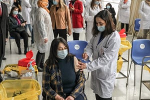 Un membre du personnel de santé reçoit la première dose du vaccin Sputnik V au Palais des sports d’El Menzah, transformé en hôpital à l’occasion du lancement de la campagne de vaccination à Tunis, le 13 mars 2021. © CHEDLY BEN IBRAHIM/AFP