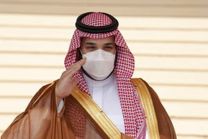 Le prince héritier saoudien Mohammed ben Salmane à l’aéroport international de Riyad, en Arabie saoudite, le 31 mars 2021. © Bandar Aljaloud/AP/SIPA
