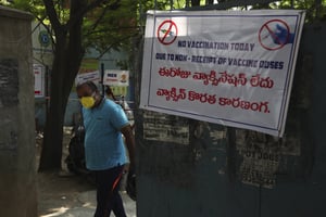 Une pancarte informe des pénuries de vaccin dans un centre de santé, à Hyderabad, en Inde, le 3 mai 2021. © Mahesh Kumar/AP/Sipa