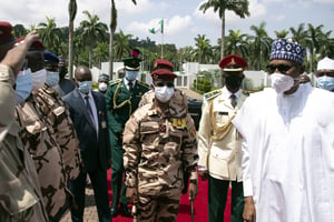 Mahamat Idriss Déby (au centre) et Muhammadu Buhari (droite), le 14 mai 2021 à N’Djamena. © Sunday Aghaeze/AP/SIPA