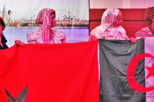 Des étudiantes de iEARN Maroc brandissent leur drapeau aux côtés d’enseignantes de iEARN Algérie lors de la nuit de la culture, en juillet 2017. © iEARN-USA/FLickr/Licence CC