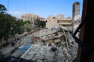 Restes d’un bâtiment bombardé par l’armée israélienne, à Gaza, le 18 mai 2021. © Ahmed Zakot/SPUTNIK/SIPA