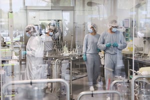 Dans les locaux d’un site de production du vaccin Pfizer à Reinbeck, en Allemagne, le 20 avril 2021. © Christian Charisius/AP/SIPA