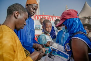 Achat de masques, lors des célébrations de l’Aïd el-Fitr, à Colobane, Sénégal, le 13 mai 2021. © CARMEN ABD ALI/AFP