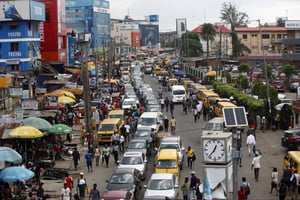 “Si tu te crois fort, viens à Lagos. Tu verras.” La capitale du Nigeria, le 26 octobre 2020. © AKINTUNDE AKINLEYE/EPA/MAXPPP