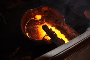 Du cuivre fondu coule dans une poche de coulée à la mine de Mufulira, en Zambie (juin 2011). © Photosmith2011/Flickr/Licence CC