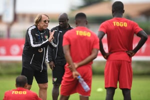 Claude Le Roy, alors entraîneur de l’équipe du Togo, à Port-Gentil, en 2017 © JUSTIN TALLIS/AFP