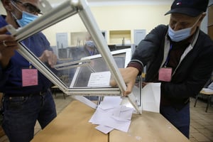 Des agents électoraux dans un bureau de vote à Alger, le 1er novembre 2020. © REUTERS/Ramzi Boudina