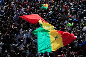 Manifestation des partisans du leader de l’opposition Ousmane Sonko, à la suite de son arrestation pour des agressions sexuelles, devant le tribunal de Dakar, le 8 mars 2021. © Zohra Bensemra/REUTERS