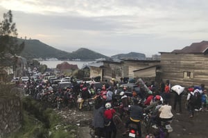Des habitants de Goma fuient la ville, le 27 mai 2021, craignant une nouvelle éruption du volcan Nyragongo. © Moses Sawasawa/AP/SIPA