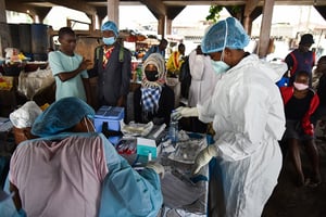 Opération de test massif dans un marché de Yaoundé. © Maboup