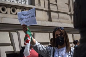 Un millier d’Algériens de la diaspora ont protesté le 29 mai à Paris contre les conditions de réouverture des frontières. © Sofiane Orus Boudjema