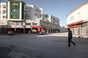 Le 13 mai 2021, à Ariana, comme ailleurs en Tunisie, les magasins et les cafés sont restés clos durant l’Aïd al-Fitr pour ralentir la propagation de Covid-19. © CHEDLY BEN IBRAHIM/NurPhoto/AFP