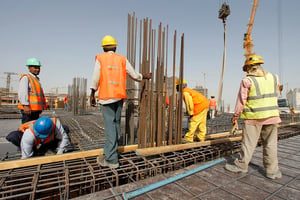 Selon la Banque mondiale, les pays accueillant les travailleurs africains ont été plus résilients que prévu. Ici, des ouvriers sur un chantier au Qatar, en 2010. © Organisation internationale du travail (OIT)/Flickr/Licence CC