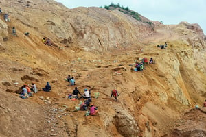 Sur cette photographie prise le 4 avril 2018, des chercheurs d’or creusent sur un site minier de la ville camerounaise de Bétaré-Oya. © Reinnier KAZE / AFP