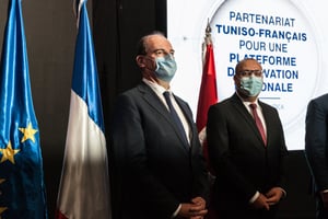 Les délégations tunisienne et française conduites par le Premier ministre tunisien Hichem Mechichi et son homologue français Jean Castex se rencontrent à Tunis, le 3 juin 2021. © Ons Abid