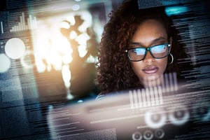 Une programmeuse travaillant sur un code informatique la nuit. © Delmaine Donson/Getty Images