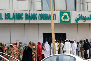 File d’attente devant une agence de la Faisal Islamic Bank, à Khartoum, en juin 2019. © Mohamed Nureldin Abdallah/Reuters
