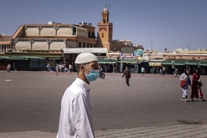 À Marrakech, le 6 mai 2021, la célèbre place Jemaa El Fna n’a pas encore retrouvé ses touristes.
