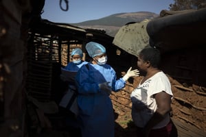 Un médecin conseille une femme séropositive sur la manière de rester aussi sûre que possible face à la menace supplémentaire du COVID-19 dans une clinique mobile à Ngodwana, en Afrique du Sud, le 2 juillet 2020. © Bram Janssen/AP/SIPA