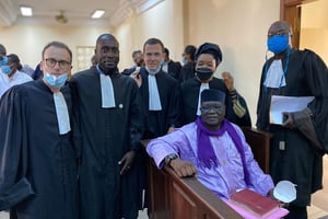 Amadou Vamoulké avec ses avocats. © DR