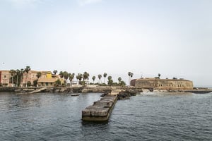 Lors du reportage sur l’île de Gorée à Dakar © SYLVAIN CHERKAOUI pou JA