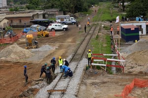Employés travaillant à la construction de la ligne de métro d’Abidjan, le 17 septembre 2019. © SIA KAMBOU/AFP